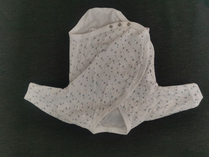 Lots de 5 bodys multimarques de taille 1 mois - photo numéro 4