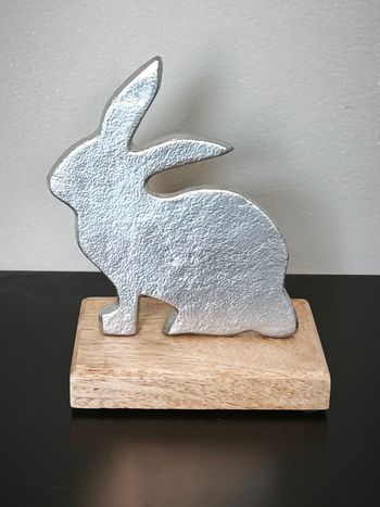 Lapin en métal argenté sur socle en bois 