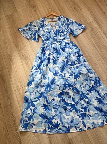 Robe longue bleue et blanche broderie