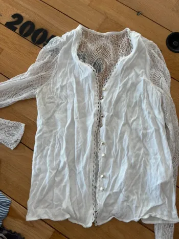 Blouse gilet léger et dentelle