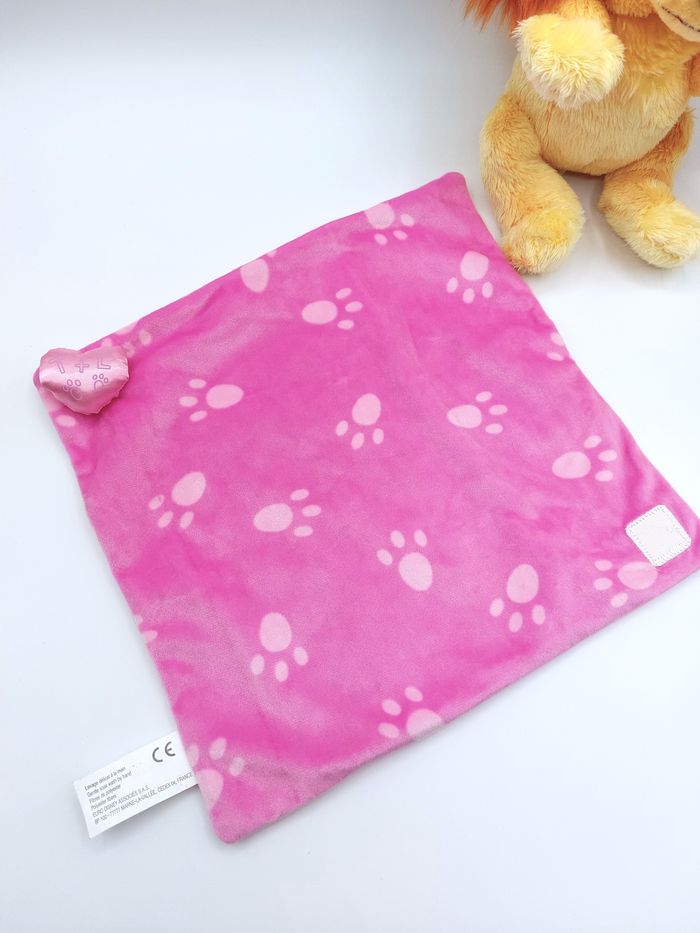 Peluche doudou chien Lady DISNEYLAND Belle et le clochard couverture rose coeur - photo numéro 7