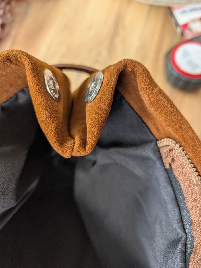 Sac à main tendance en simili daim camel - photo numéro 10