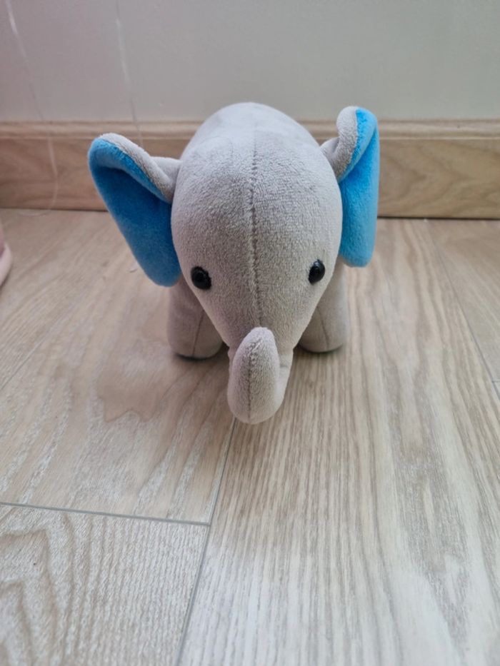 Éléphant en peluche