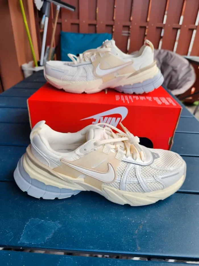 Nike V2K run crème Taille 36,5 neuves mixte - photo numéro 2