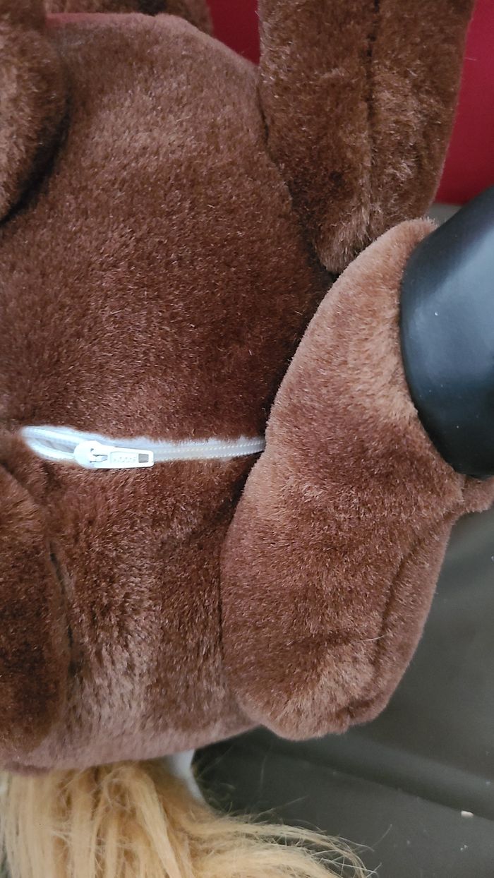 PELUCHE TIRELIRE : OUVERTURE AU NIVEAU DE LA BOUCHE DU PONEY ET POCHE AVEC FERMETURE au niveau du ve - photo numéro 5