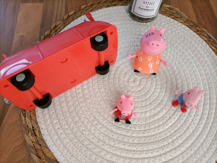Voiture Peppa Pig et 3 personnages Maman Pig Georges et Peppa - photo numéro 9