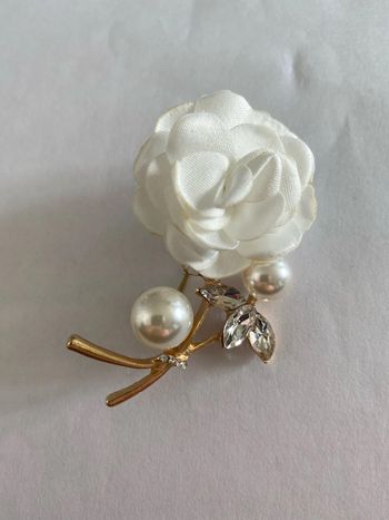 Broche fleur blanche