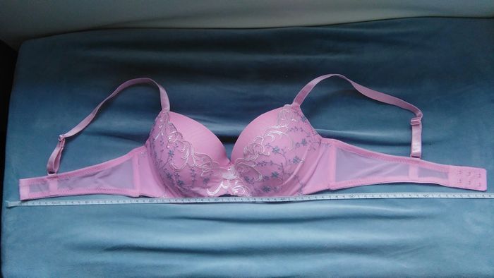 Soutien-gorge rose et broderies argentées - photo numéro 7