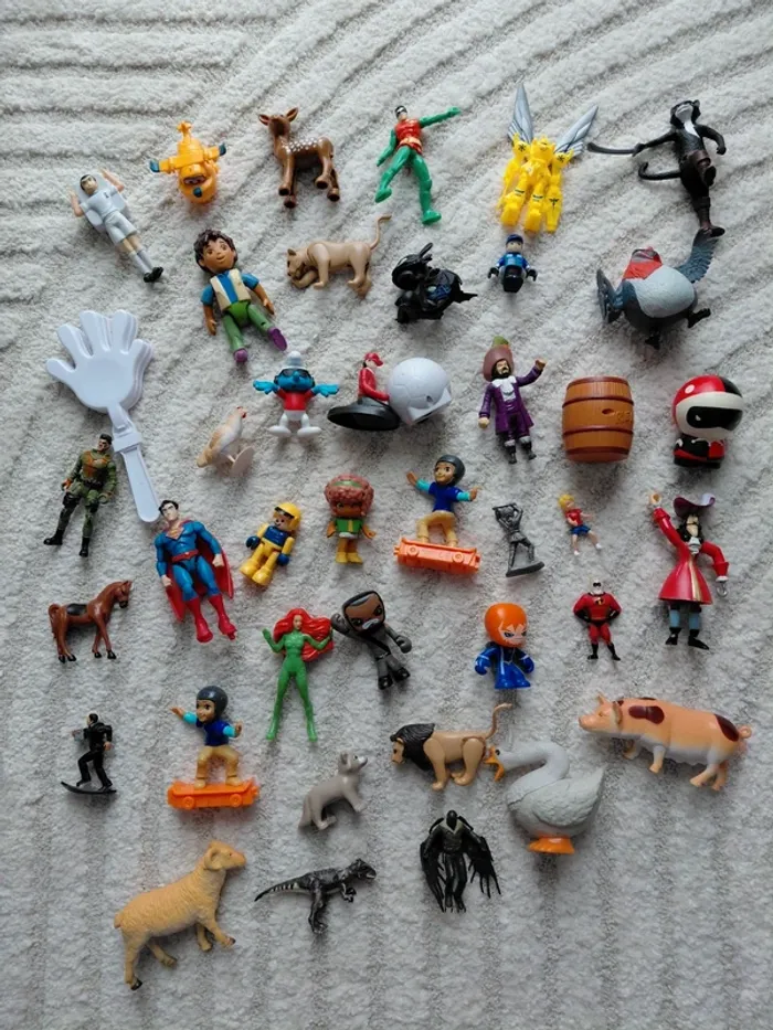 Lot de 40 jouets/figurines