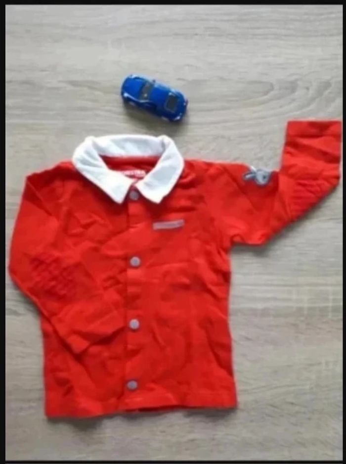 tee-shirt à col type polo manches longues rouge 3-6 mois / 62 cm Très bon état Orchestra