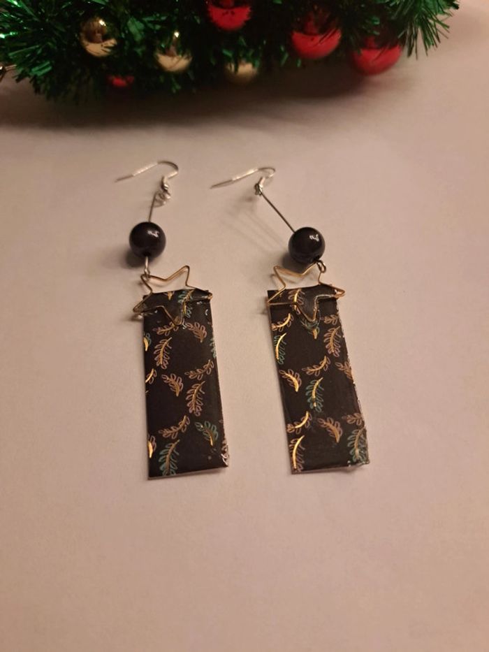 Boucles d'oreilles pendante en résine noir et doré - photo numéro 5