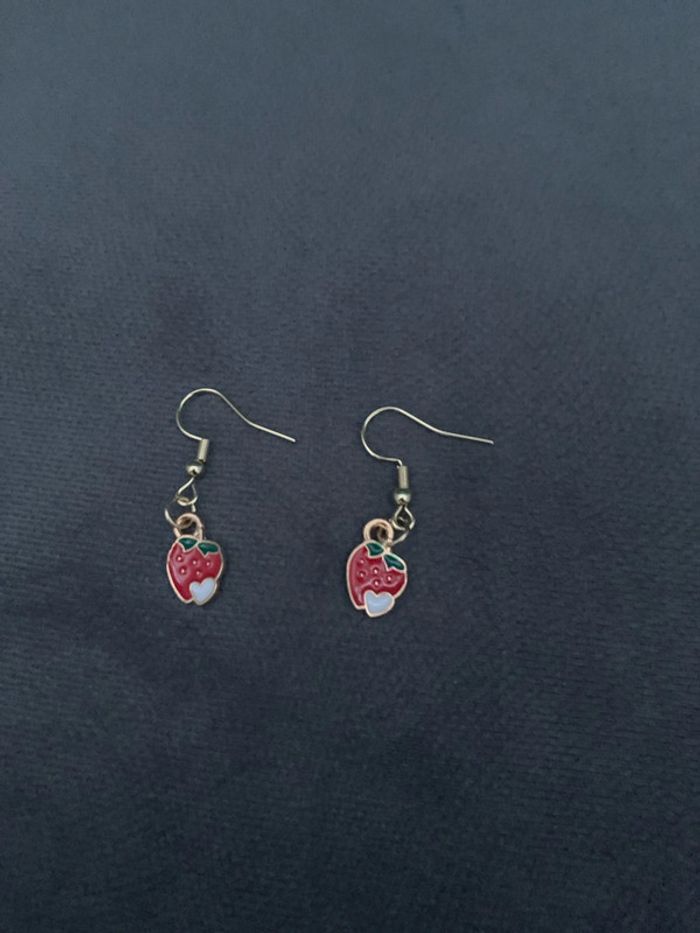 boucles d'oreilles fraise