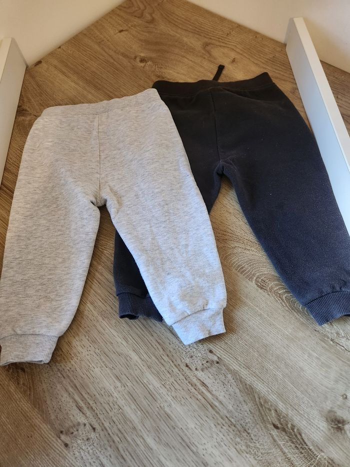 Lot jogging 12-18 mois primark - photo numéro 2