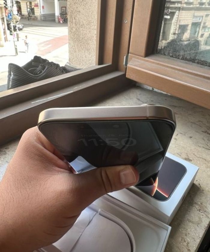Une iphone seize - photo numéro 3