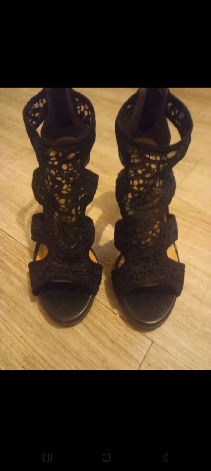 Chaussure talons.dentelle.
