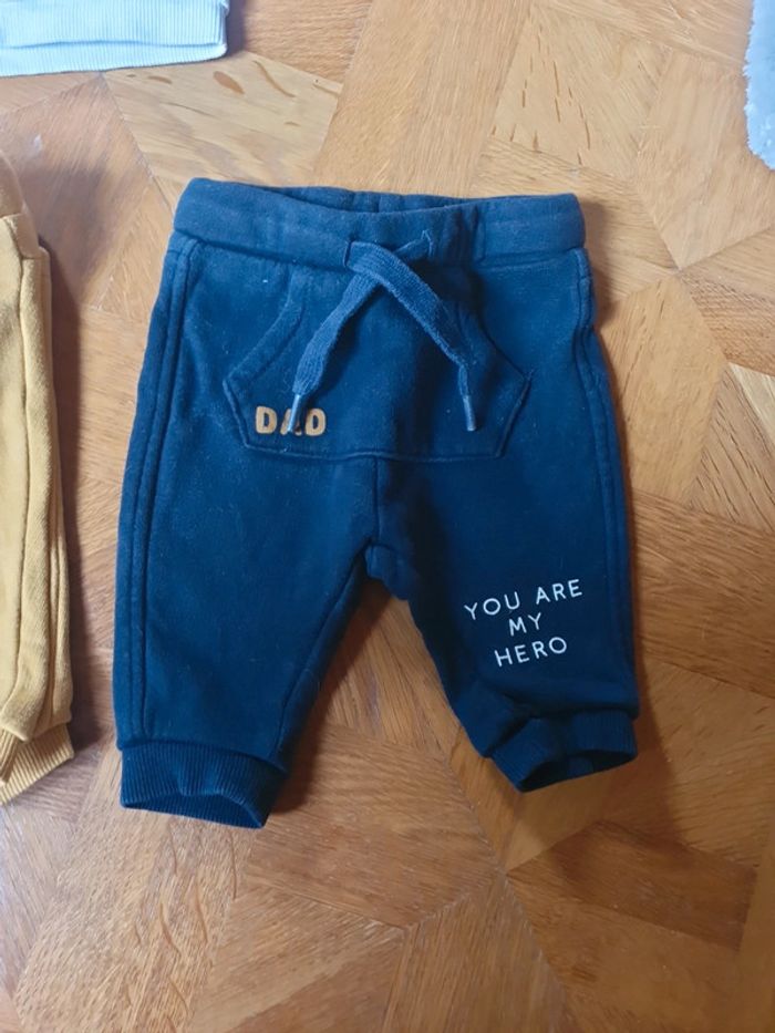 Lot pantalons 1 mois + 1 pull - photo numéro 4