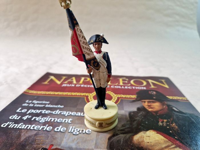 Figurine  , Napoléon , jeux d'échec de collection  , le porte drapeau du 4eme régiment d'infanterie de ligne - photo numéro 2
