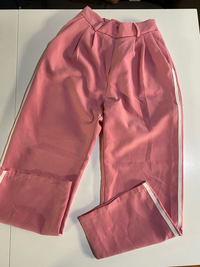 Pantalon rose avec bande blanche taille 14 ans