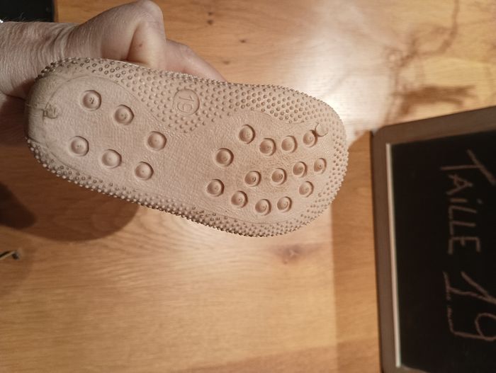 Chaussons taille 19 en très bon état - photo numéro 3