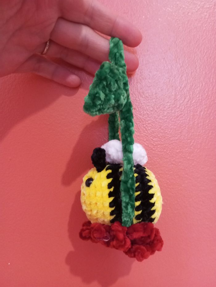 Petite abeille à suspendre au crochet - photo numéro 2