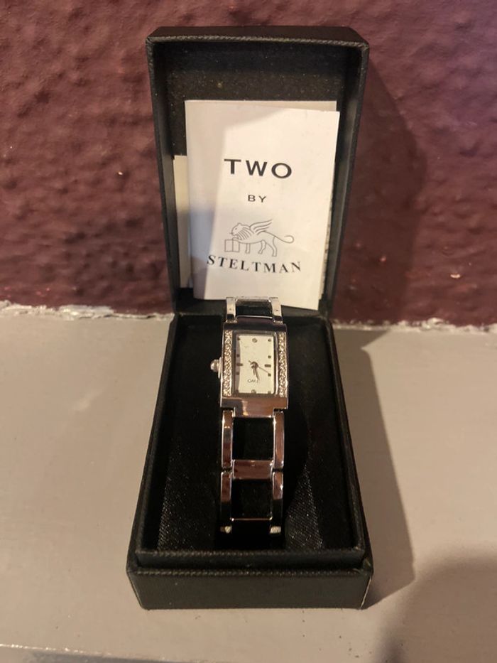 Montre bracelet en métal argenté et strass