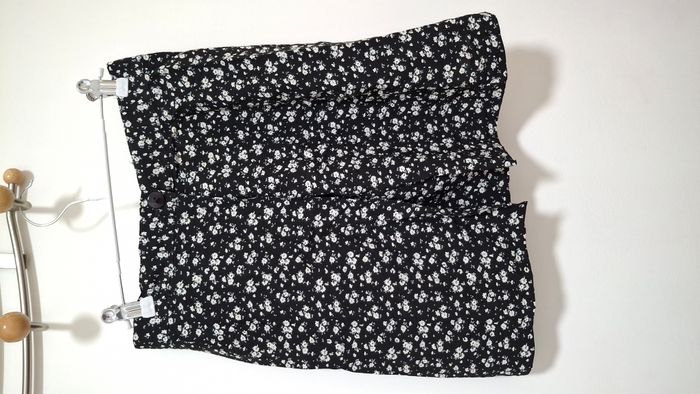 Jupe short à fleurs, double bouton et zip - photo numéro 1