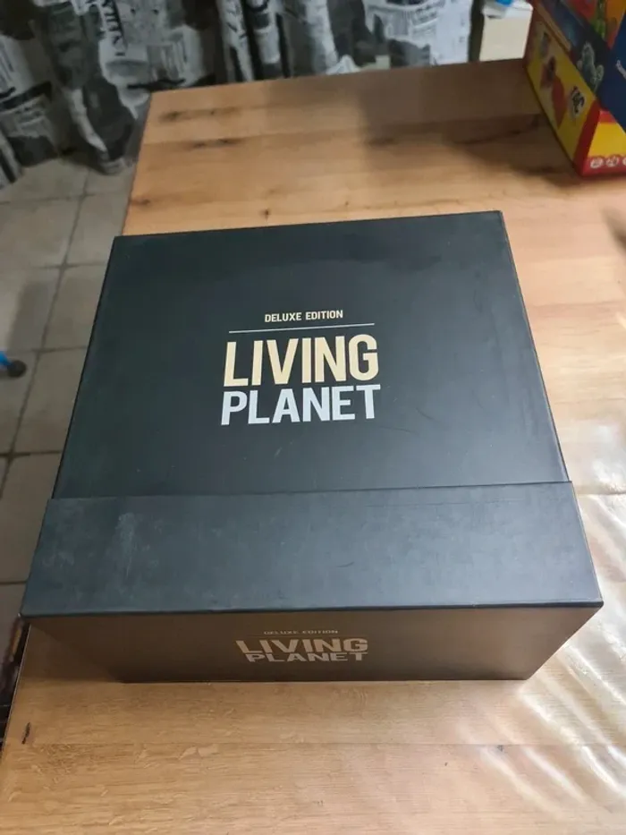Comme neuf jeu de société Living Planet Deluxe Édition des éditions Ludically,