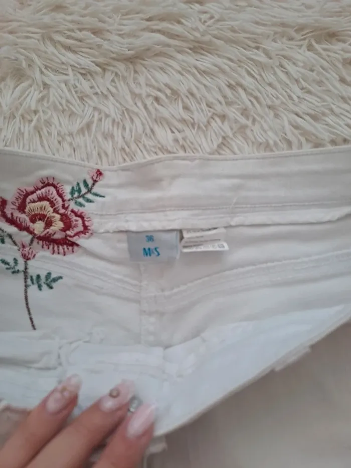 Jean blanc brodé fleurs 🌸 Taille 36 – M&S – Style vintage élégant - photo numéro 8