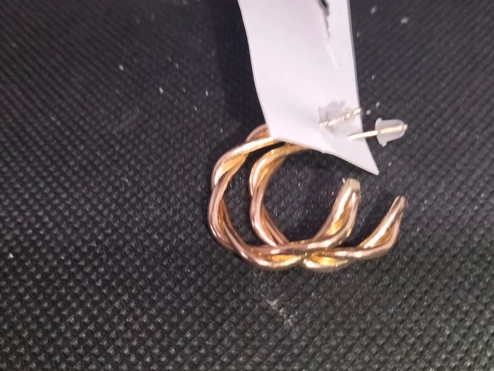 Boucle d'oreille doré cercle entrelacés - photo numéro 2