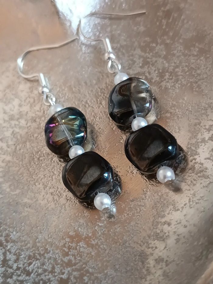 Jolie paire de bouclesnd'oreilles noires a reflets - photo numéro 2