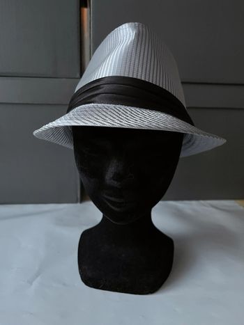 Chapeau couleur gris argenté satiné  taille 56 cm