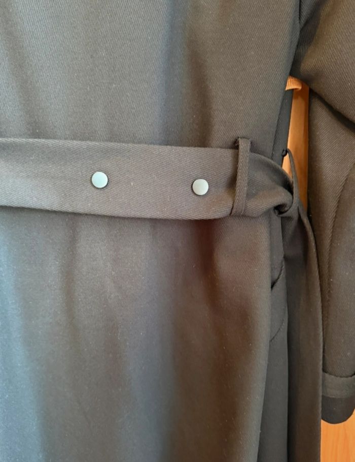 Trench long bicolore – Noir & camel, élégance architecturée - photo numéro 10