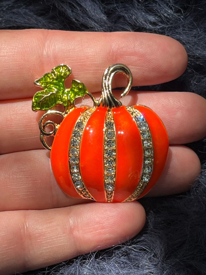 🎃 Broche Citrouille Dorée & Orange Strassée – Élégance Automnale 🎃 - photo numéro 2