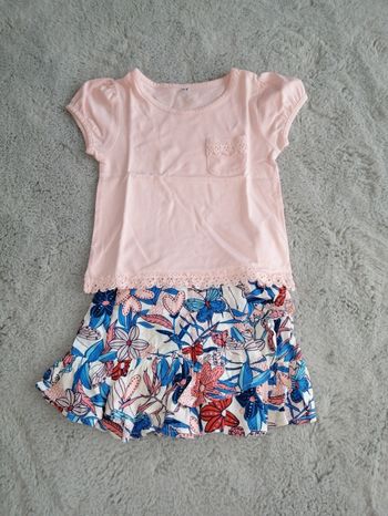 Ensemble tshirt/jupe rose et fleurs 3 ans