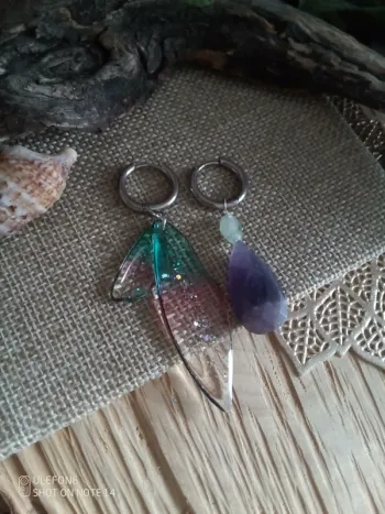 Boucles d'oreilles bohèmes asymétriques ailes et pierres améthyste et fluorine