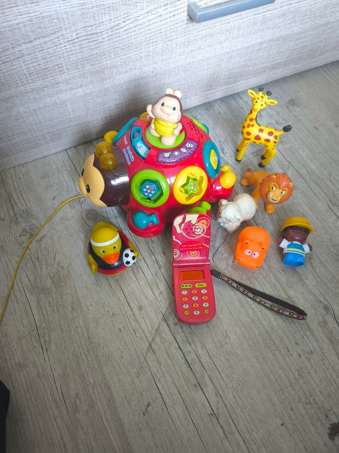 Lot jouets bébé