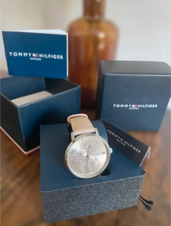 Montre argenté et rose poudré femme motifs fleurs marque Tommy Hilfiger