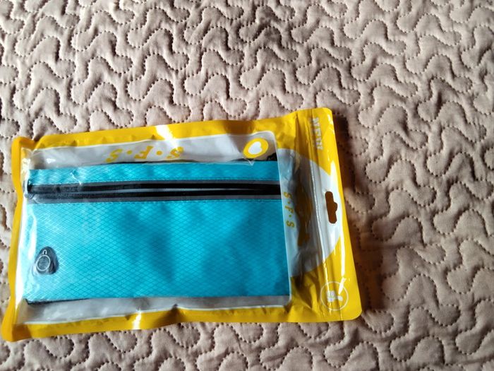 Sac banane bleu turquoise avec de jolis reflets. Matière aérée côté peau. - photo numéro 4