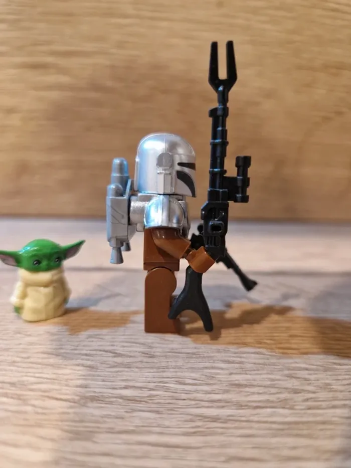 Figurine type lego Mandalorian avec bébé Yoda Grogu star wars - photo numéro 6