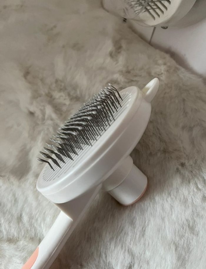 Brosse pour chat et chien autonettoyante blanche et rose - photo numéro 5