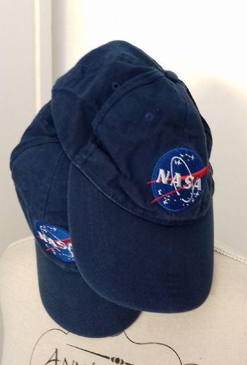 Lot 2 Casquettes bleu marine de la NASA.- T.U