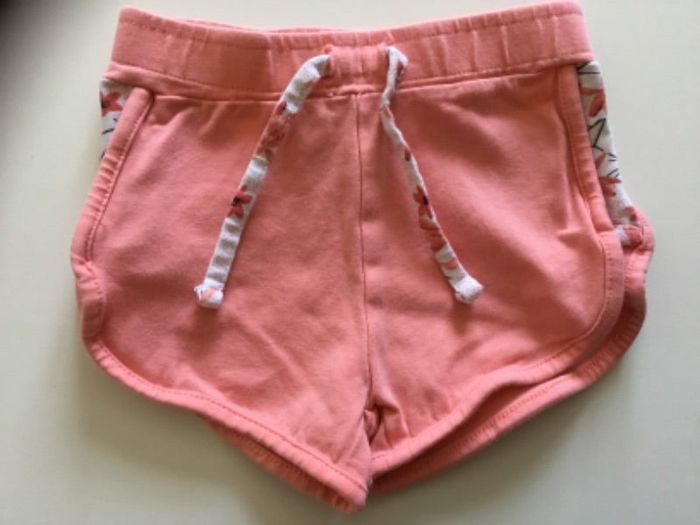 Short fille trés bon état
