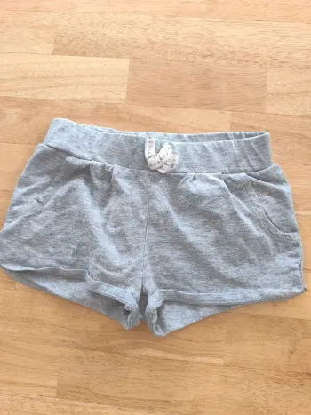 Short fille