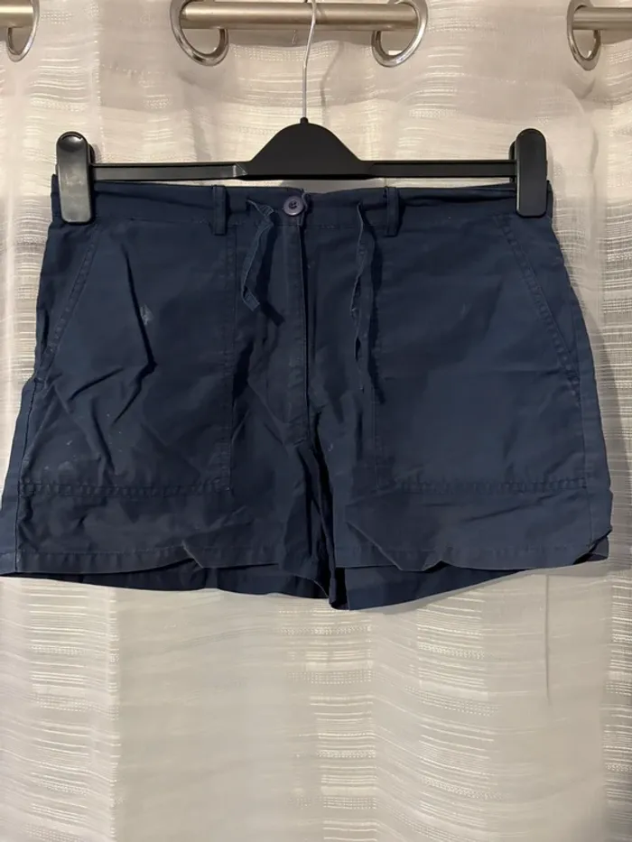 Short court bleu