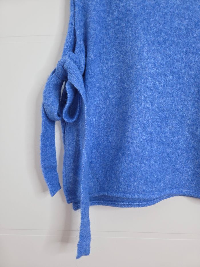 Pull bleu In April 1986 - photo numéro 3