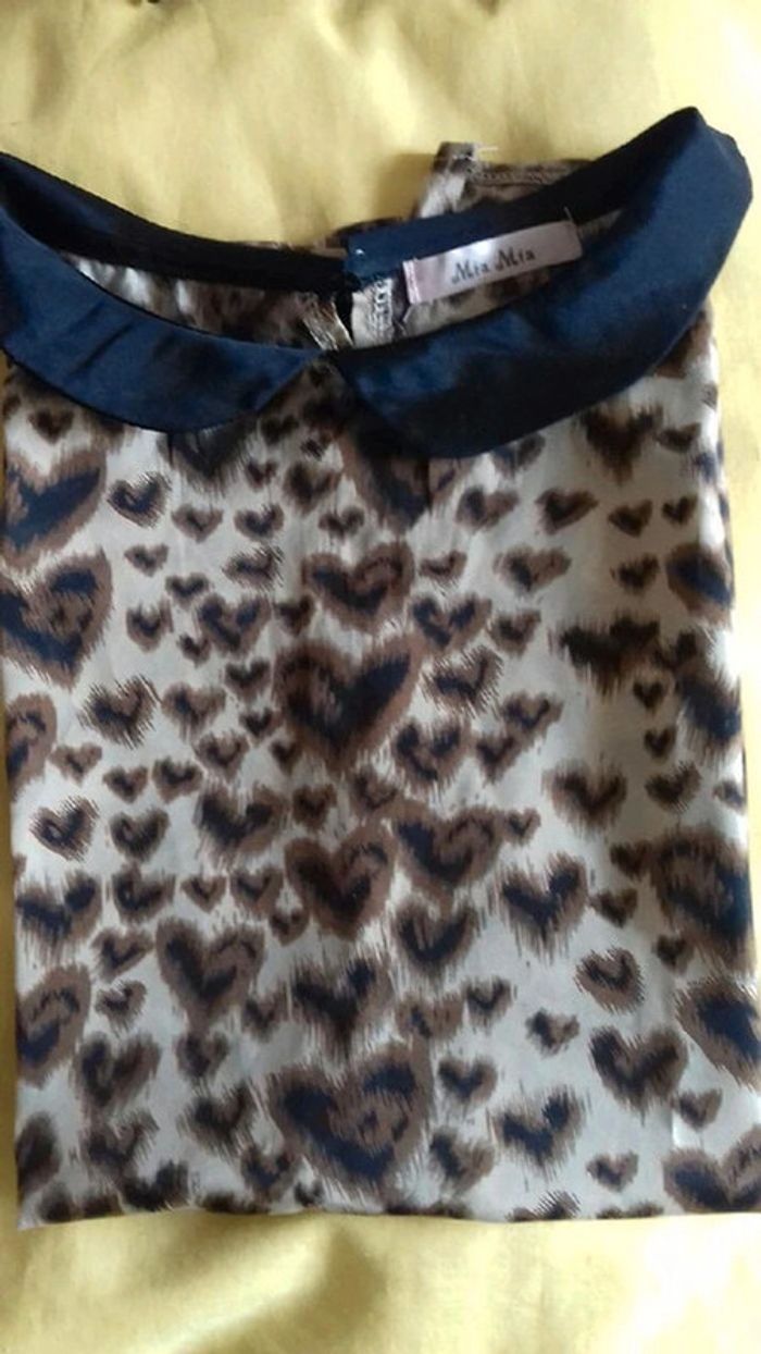 Tee shirt col noir motif léopard coeur marron beige taille 42