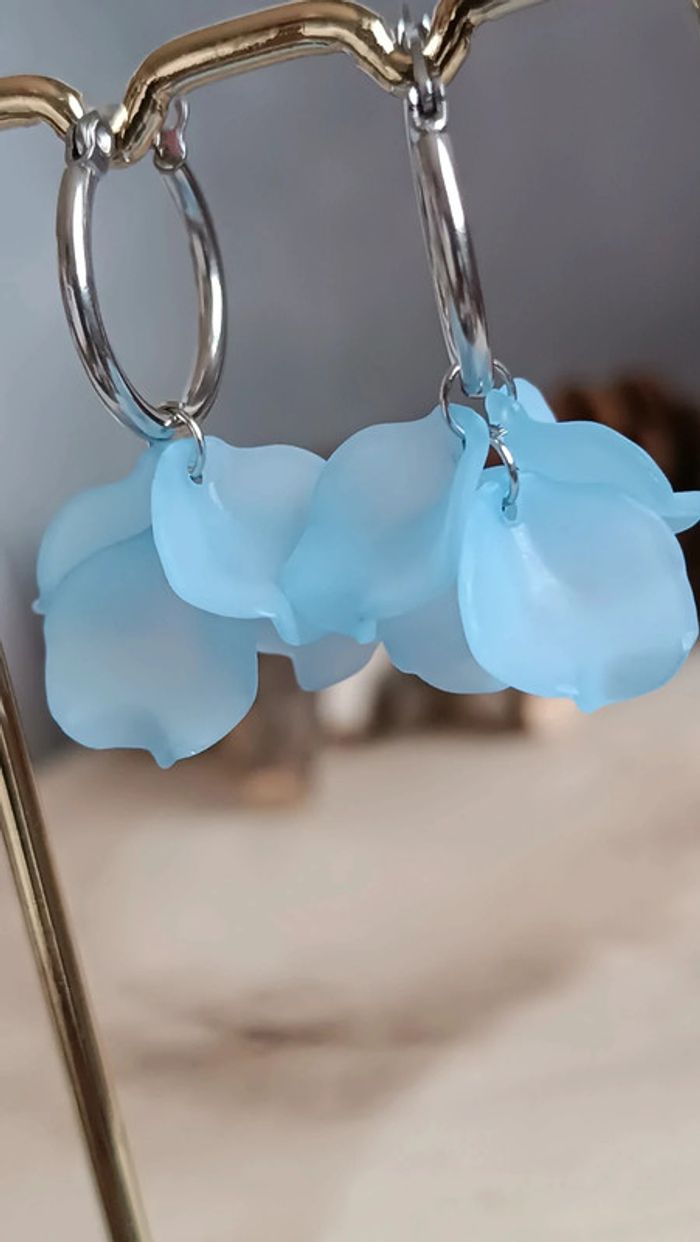 Jolies créoles à pétales en acrylique - photo numéro 2