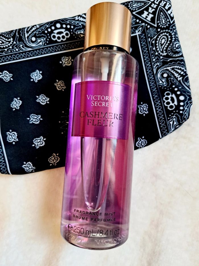 Brume corporelle parfumée Victoria's Secret + trousse offerte.
neuve 💜 Cashmere Fleur - photo numéro 3