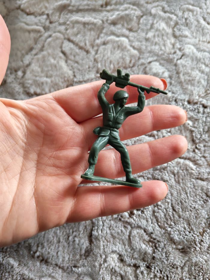 Figurine en plastique vert soldat