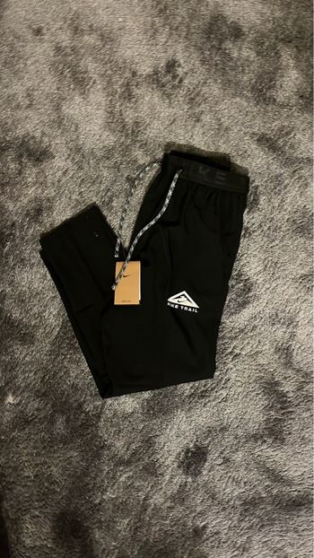 Jogging nike trail noir neuf taille M (taille petit)